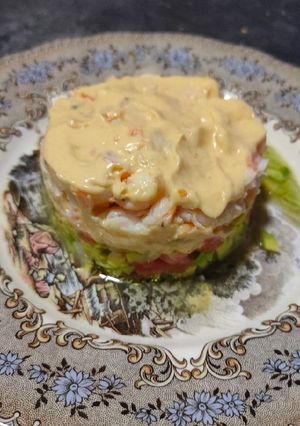 Una foto de Tartar de aguacate y langostinos cocidos