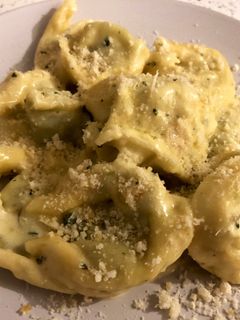 Una foto de Tortellini rellenos de espinacas con salsa de queso