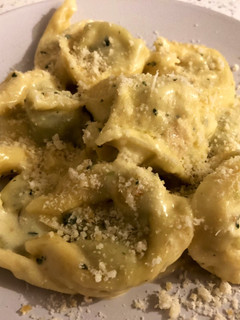 Una foto de Tortellini rellenos de espinacas con salsa de queso