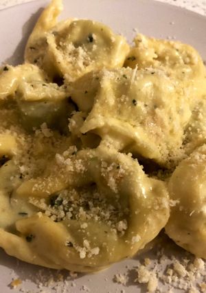 Una foto de Tortellini rellenos de espinacas con salsa de queso