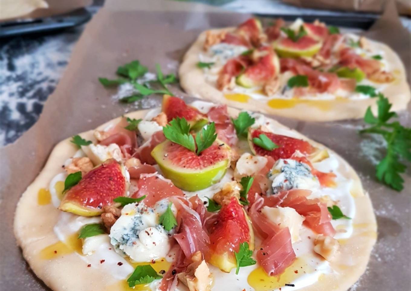 Pizzas blanches aux figues, gorgonzola et noix..