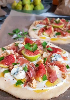 Une photo de Pizzas blanches aux figues, gorgonzola et noix..