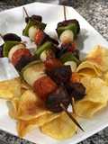 Pinchos de corazón con papas chips