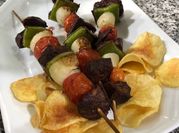 Una foto de adobo de carne para pinchos