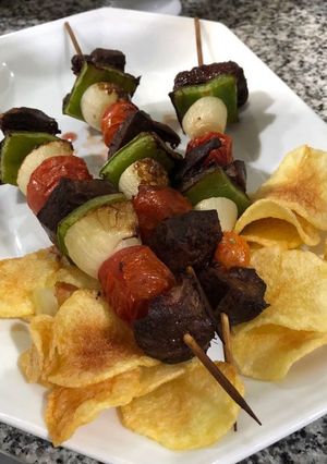 Una foto de Pinchos de corazón con papas chips