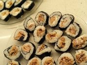 Una foto de sushi con philadelphia