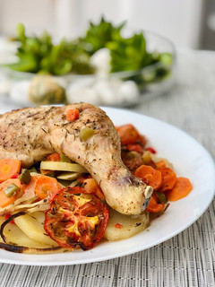 Una foto de Pollo con verduras al horno
