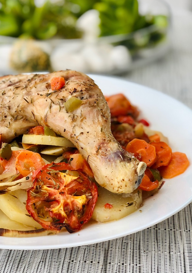 Una foto de Pollo con verduras al horno