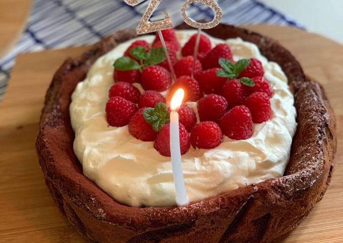 Flourless chocolate cake with raspberries and cream