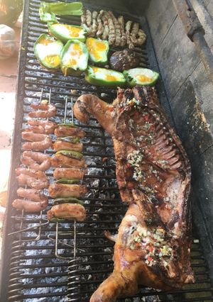 Una foto de Lechón a la leña con chorizos y Morron con huevo