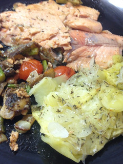 Una foto de Trucha con verduritas salteadas y patatas al lekue