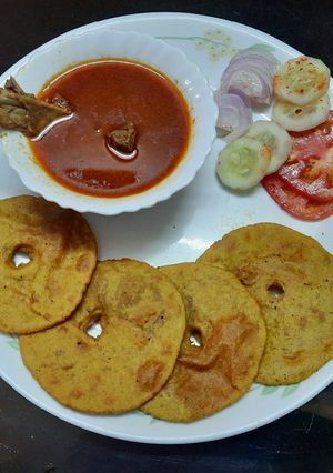कोल्हापूरी मटण आणि वडे (Kolhapuri Mutton vade Recipe In Marathi) रेसिपी चे मुख्य फोटो 