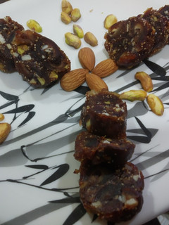 स्वीट खजूर बर्फी (sweet khajur barfi recipe in Hindi) रेसिपी मुख्य फोटो