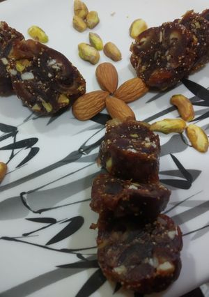 स्वीट खजूर बर्फी (sweet khajur barfi recipe in Hindi) रेसिपी मुख्य फोटो