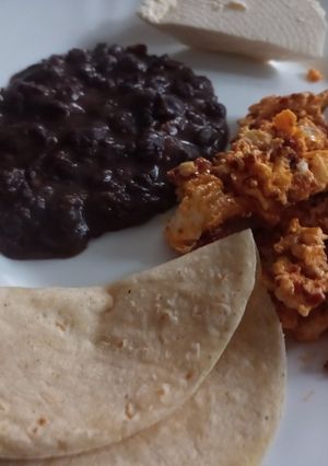 Una foto de Huevo con chorizo el típico