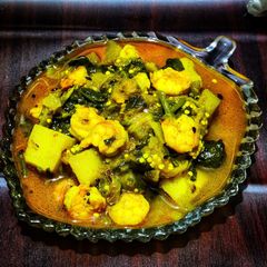 A picture of Poi chingudi curry (Prawns cooked with basella and vegetables).
