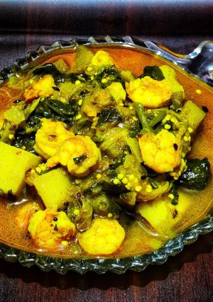 A picture of Poi chingudi curry (Prawns cooked with basella and vegetables).