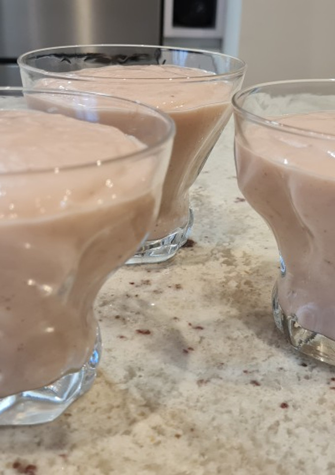Una foto de Crema de fresa, plátano, manzana y galletas