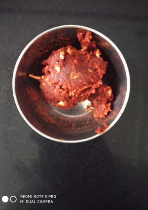 A picture of Kathiyawadi garlic chutney.