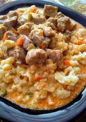 Zöldséges-tejfölös sertéspörkölt recept fotója
