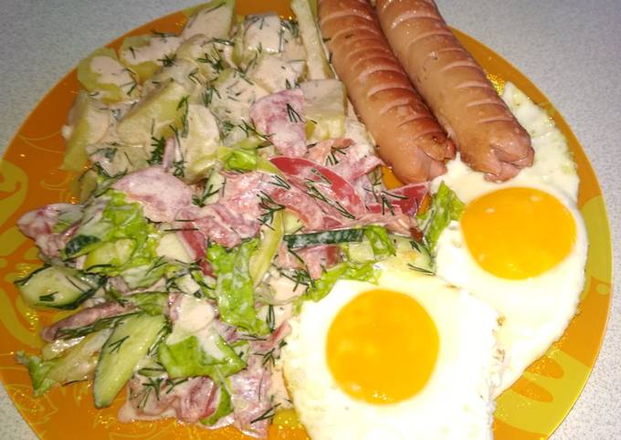Картошка с жареными сосисками, яичницей и 🥗