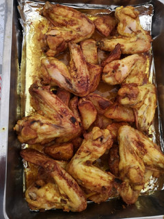 Una foto de Alitas con patatas