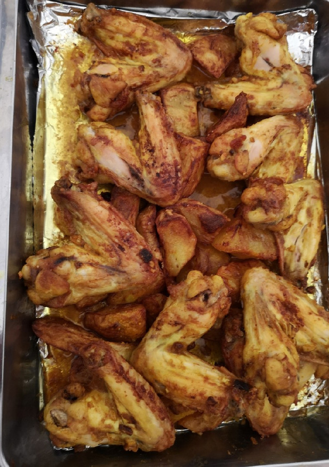 Una foto de Alitas con patatas