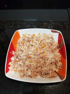 Una foto de Arroz con zanahoria y atún