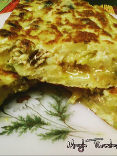 Una foto de Tortilla de patata y sardinillas en aceite de oliva