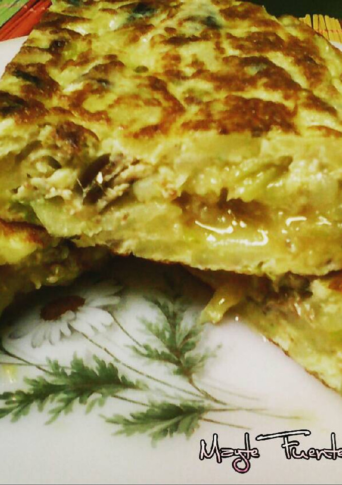 Una foto de Tortilla de patata y sardinillas en aceite de oliva