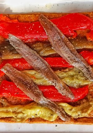 Una foto de Coca individual de escalivada y anchoas