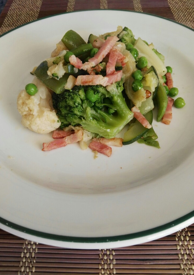 Una foto de Verduras con bacon