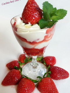 Foto principal de Postre de fresas con yogur y miel