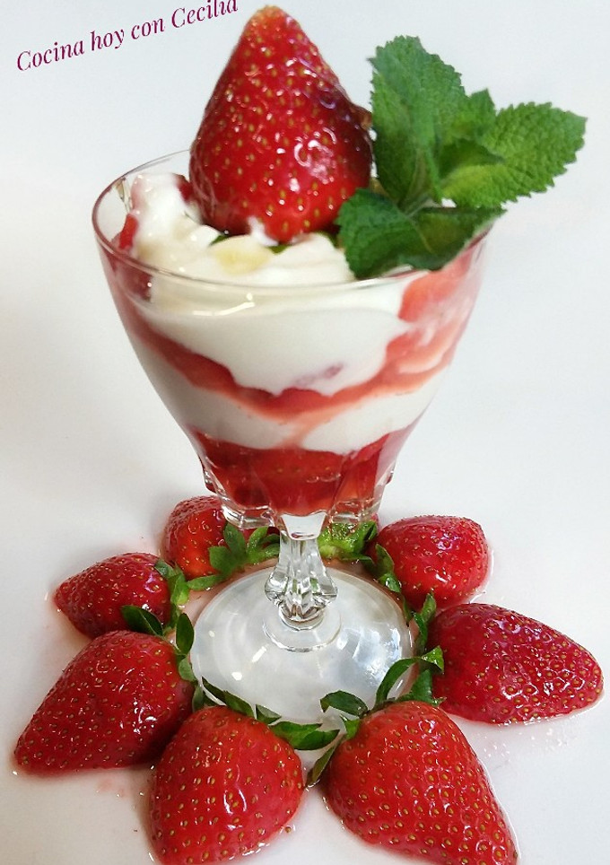 Una foto de Postre de fresas con yogur y miel