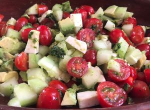 Una foto de Ensalada de tomate cherry