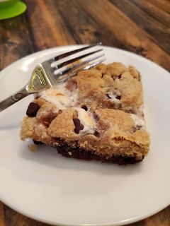 A picture of Chocolate Chip Cookie Brownies.