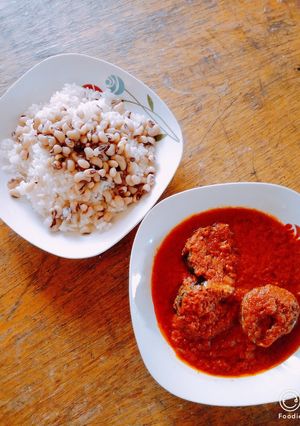 A picture of Rice and beans with fish stew.