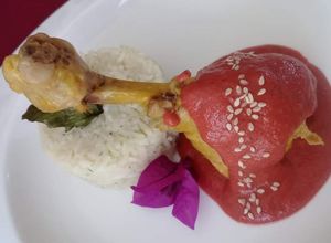 Una foto de Pollo en Mole Rosa
