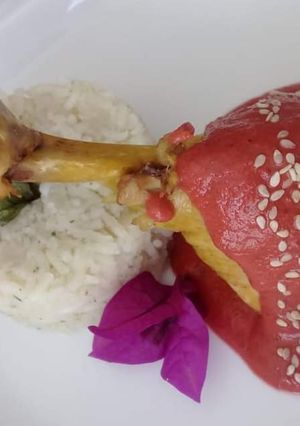 Una foto de Pollo en Mole Rosa