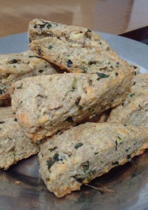 Una foto de 07. Scones de queso y perejil ☘️ sin complicaciones