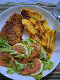 Banana pão com filetes e salada