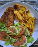 Banana pão com filetes e salada