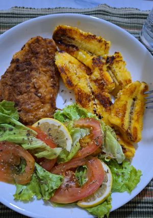 Foto de Banana pão com filetes e salada