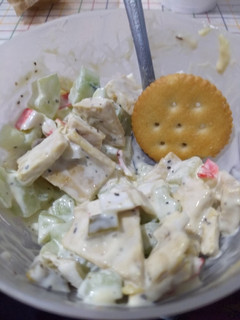 Una foto de Ensalada de pollo y surimi