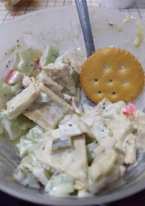 Una foto de Ensalada de pollo y surimi