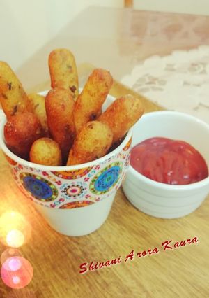 A picture of Golden potato semolina fingers.