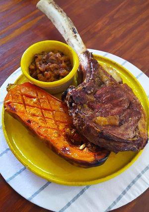 Una foto de Tomahawk con zapallo anco al horno