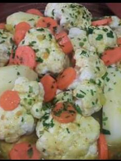 Una foto de Tajín tradicional de pollo con coliflor