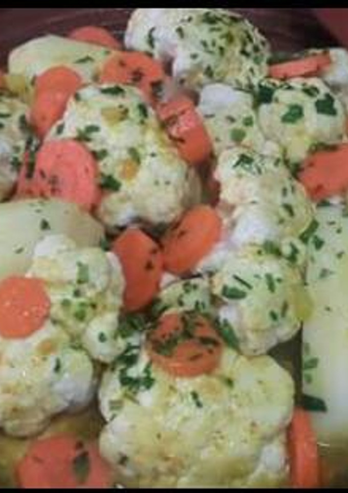 Una foto de Tajín tradicional de pollo con coliflor