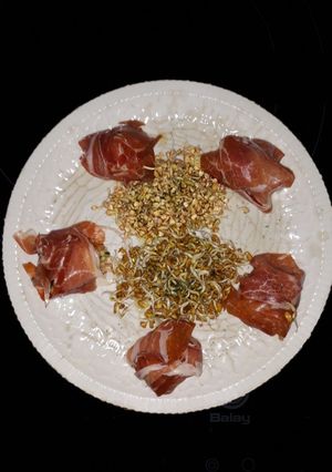 Foto principal de Bolitas de mijo cubiertas de jamón y semillas germinadas